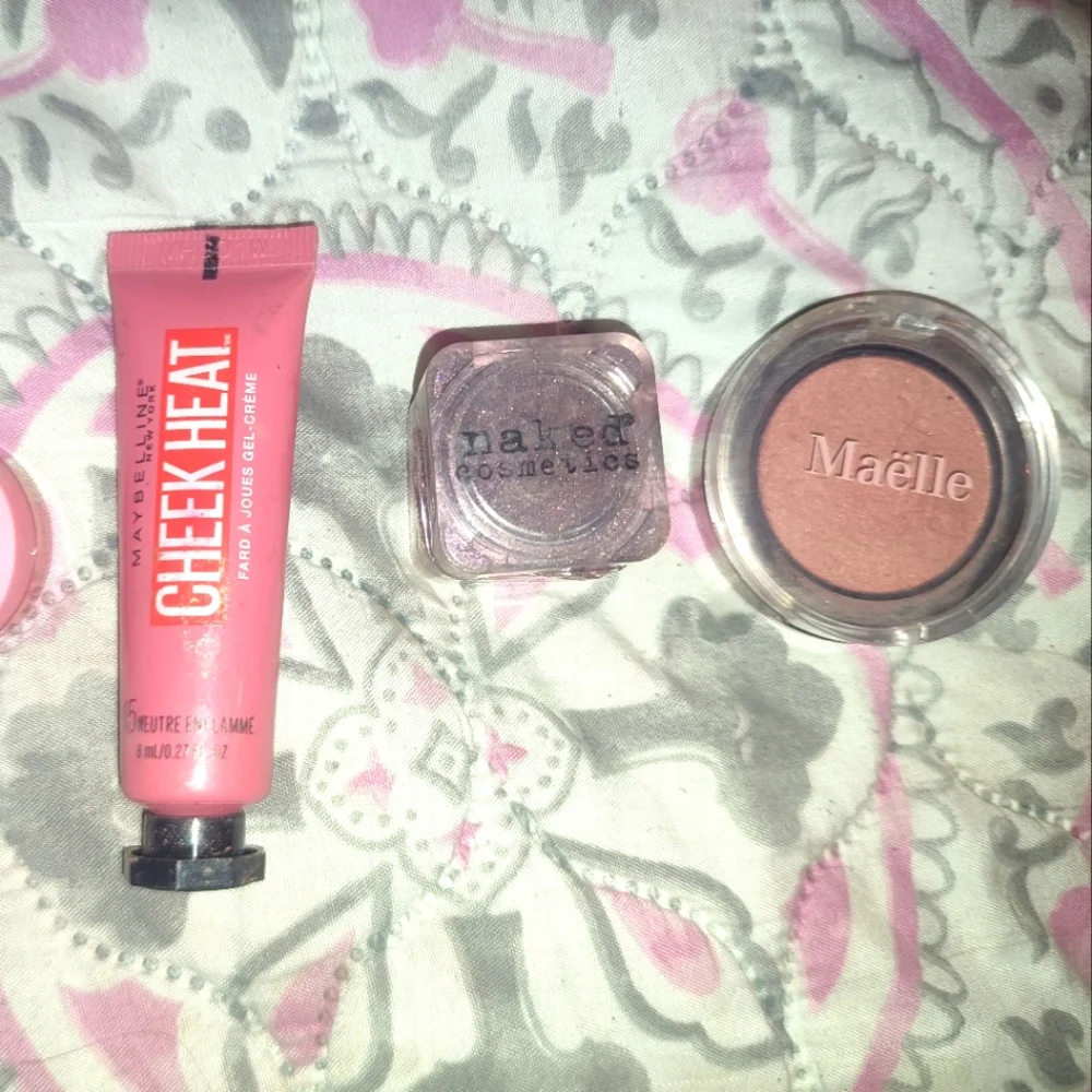 Makeup bundle - Picture 2 of 2